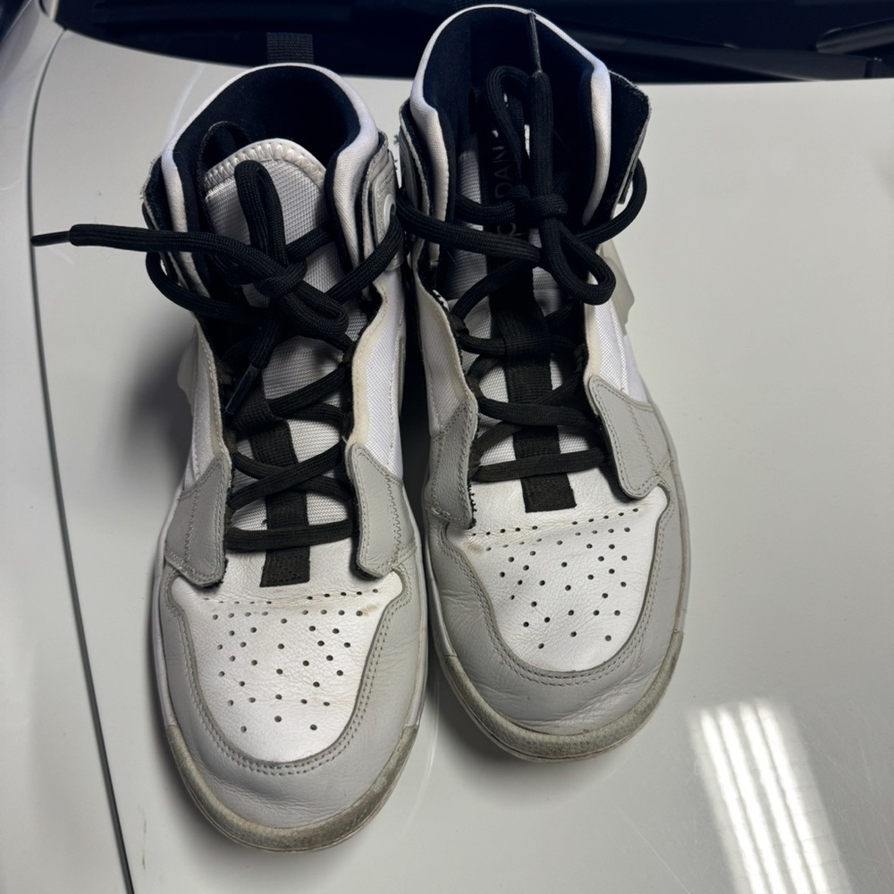 Nike Mens Black and White basketball Sneakers size 10.5